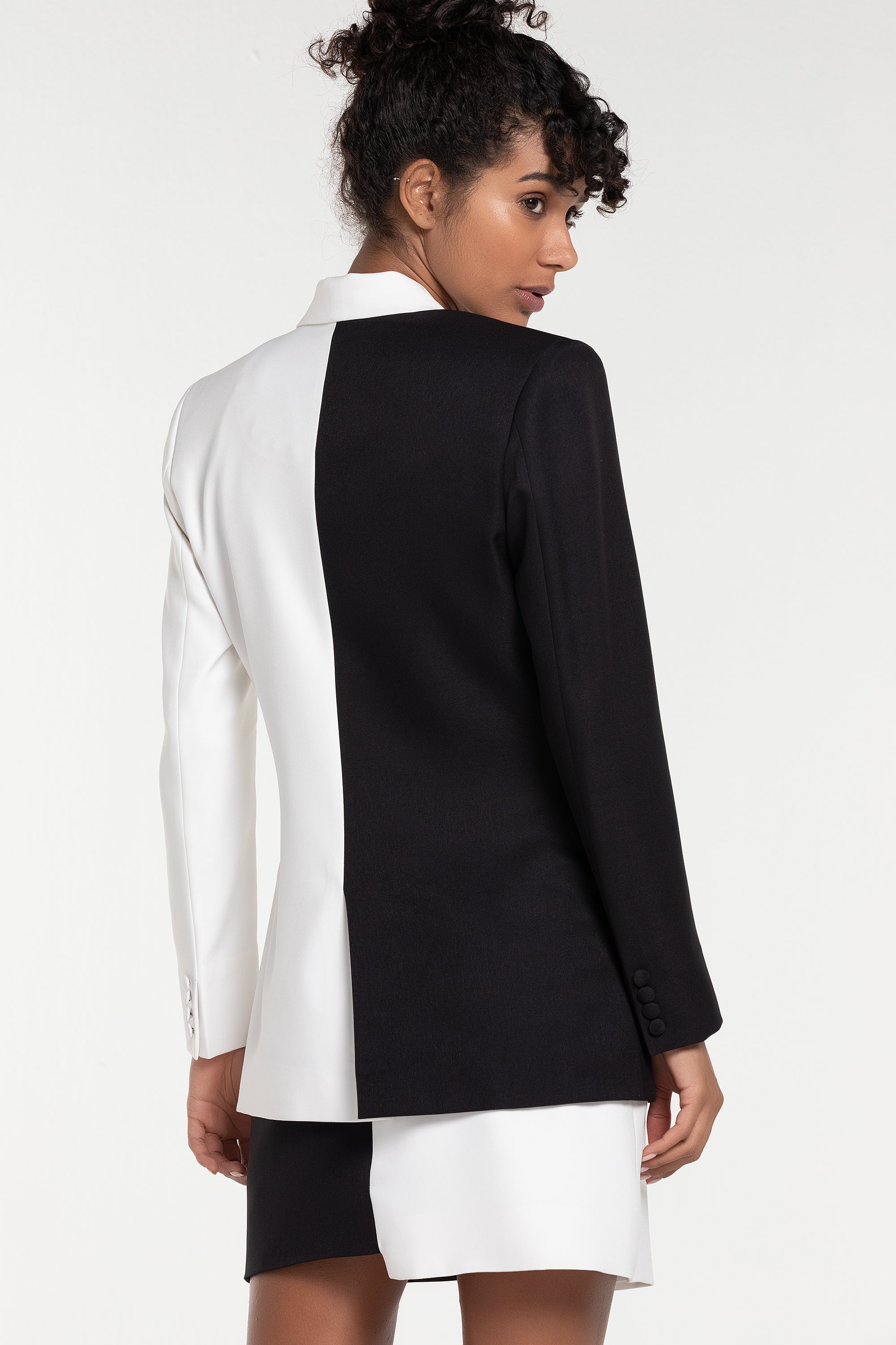 THE CLASSIC MONOCHROMATIC SUIT (B2B)